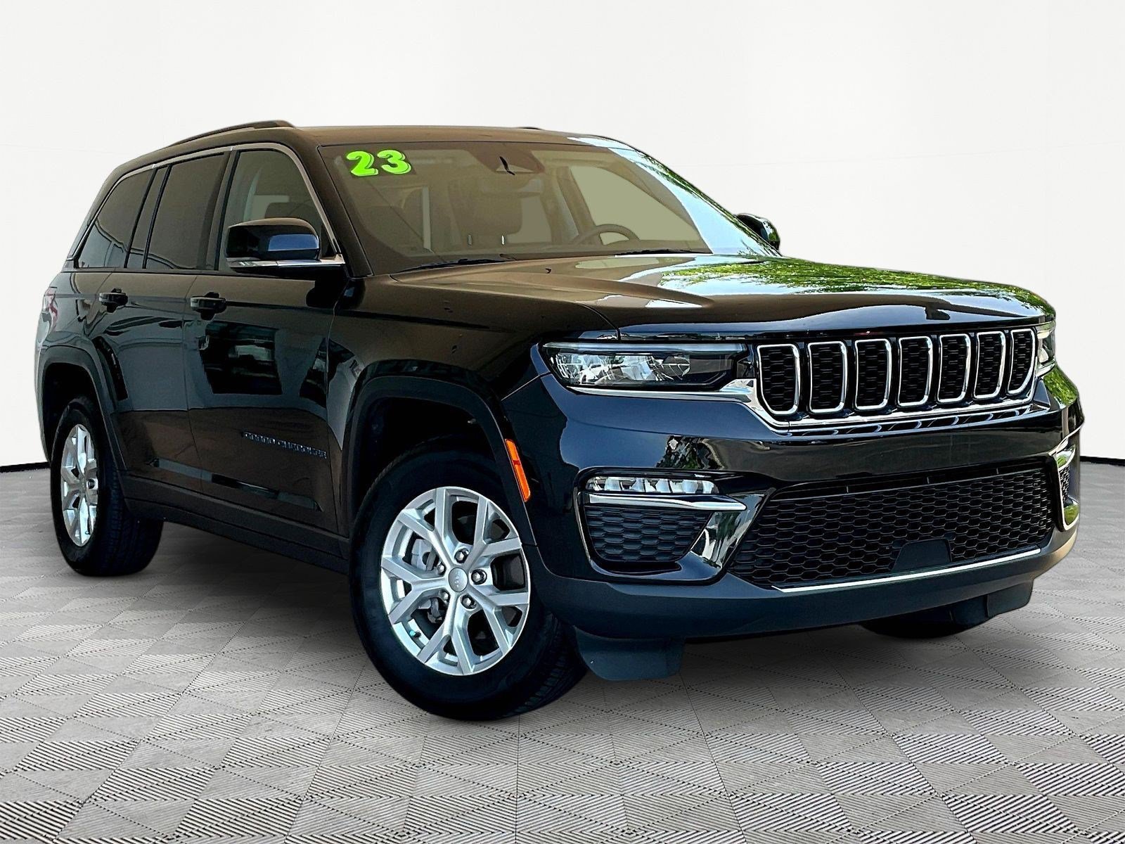 Used 2023 Jeep Grand Cherokee Limited AWD/4WD image 3