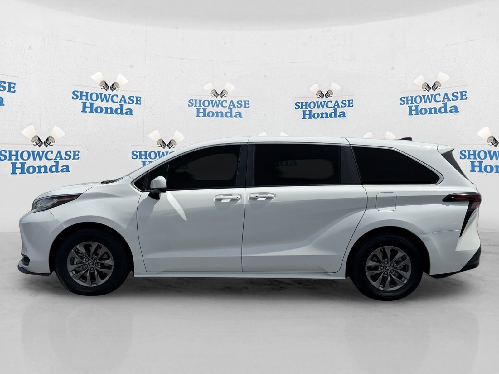 Used 2023 Toyota Sienna LE image 4