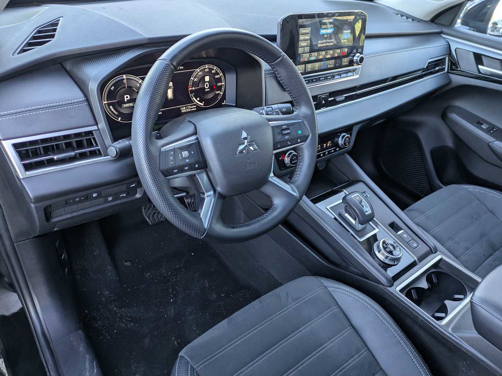 Used 2023 Mitsubishi Outlander SE image 2