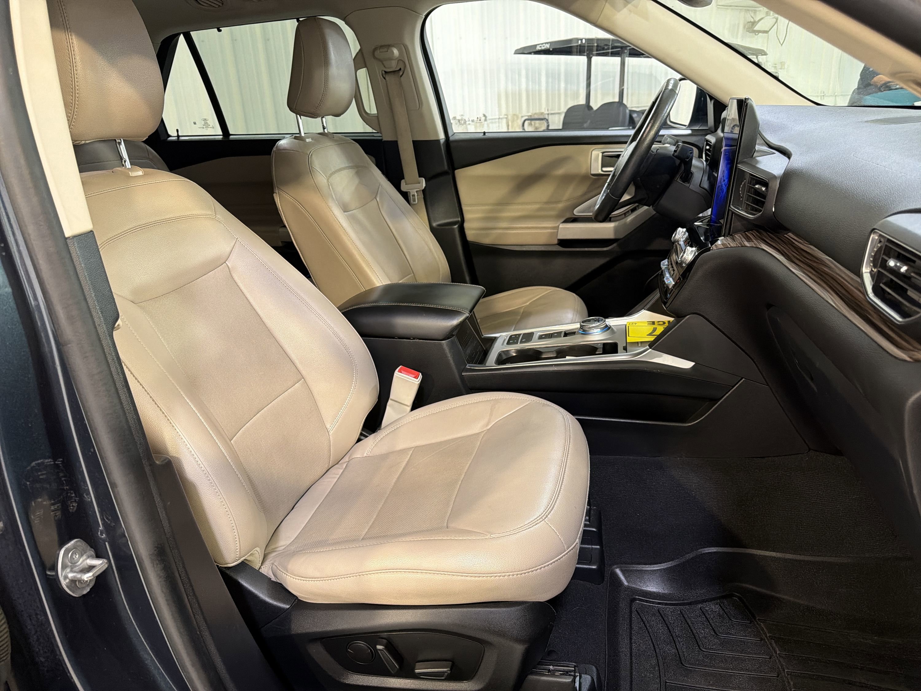 Used 2022 Ford Explorer Limited w/ Limited Technology Package RWD image 29