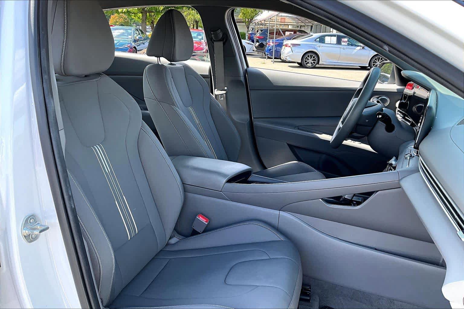 Used 2024 Hyundai Elantra Blue FWD image 8