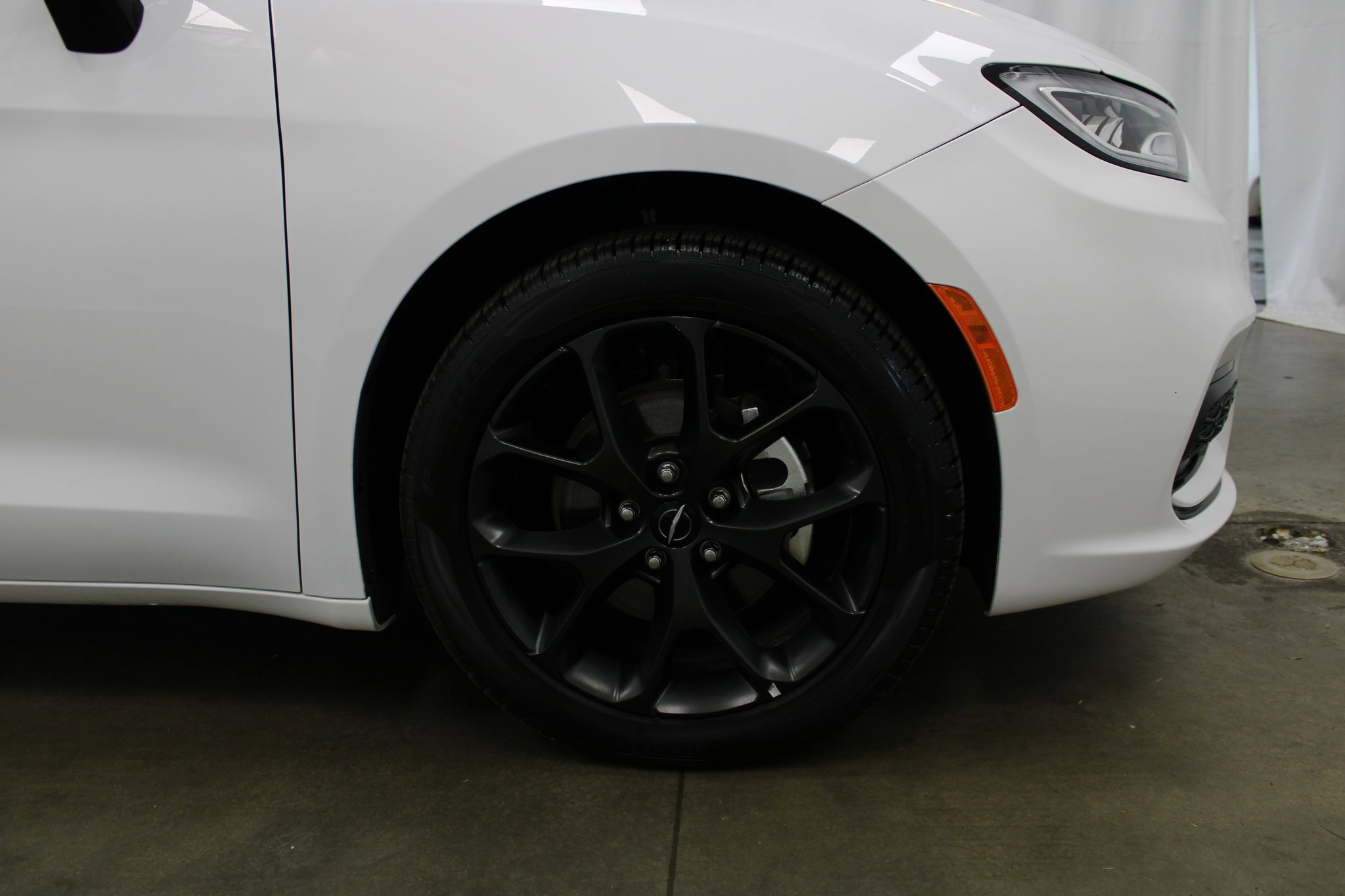 Used 2025 Chrysler Pacifica Limited image 4