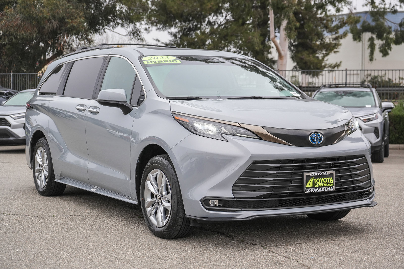 Used 2023 Toyota Sienna XLE Woodland Edition image 3