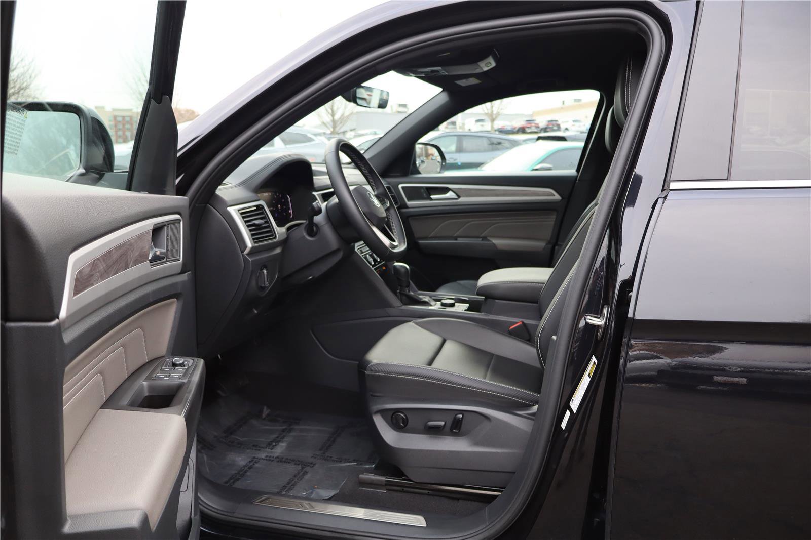 Certified 2023 Volkswagen Atlas Cross Sport SE w/ Black Wheel Package image 15