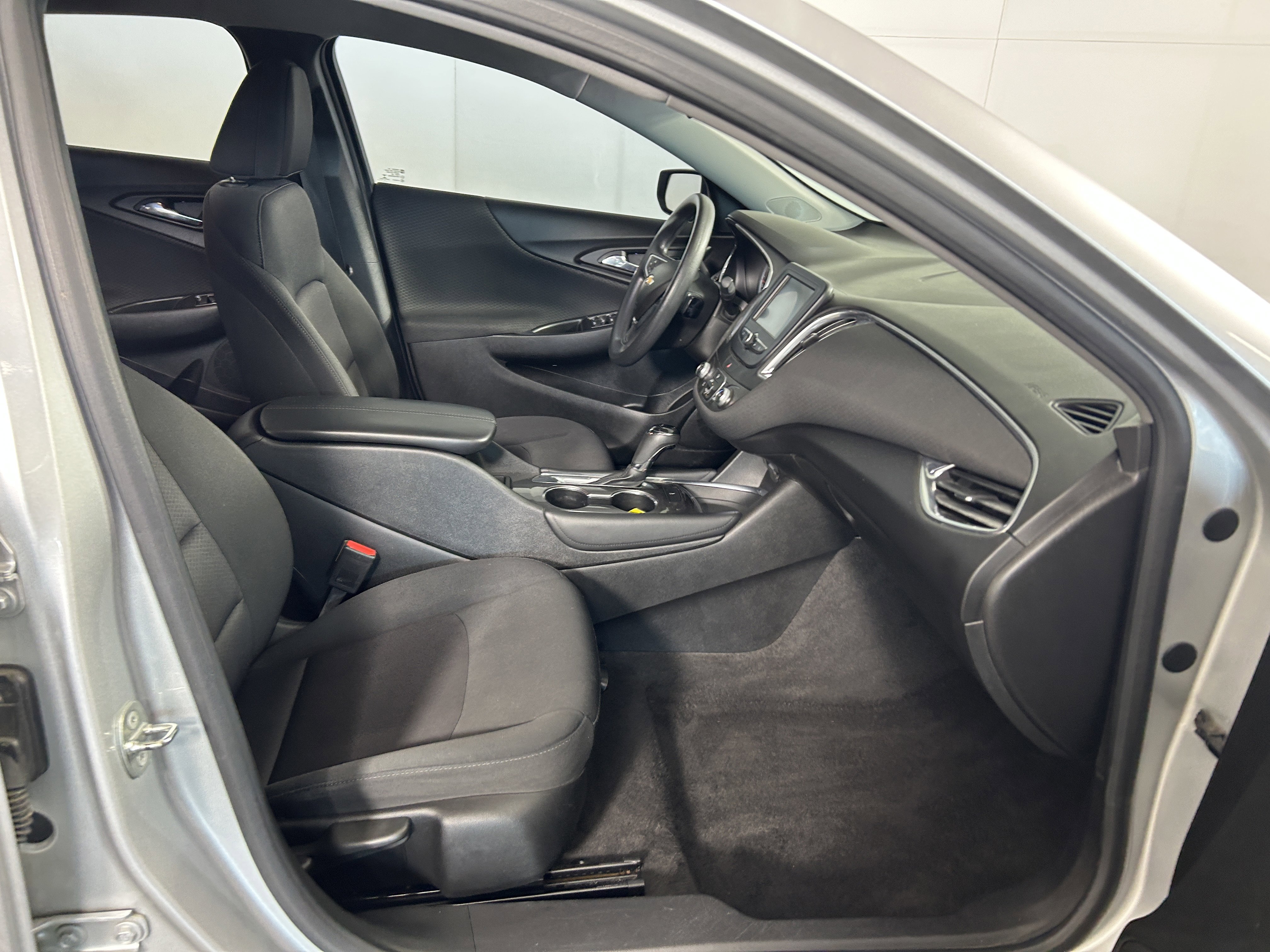 Used 2018 Chevrolet Malibu LT image 27