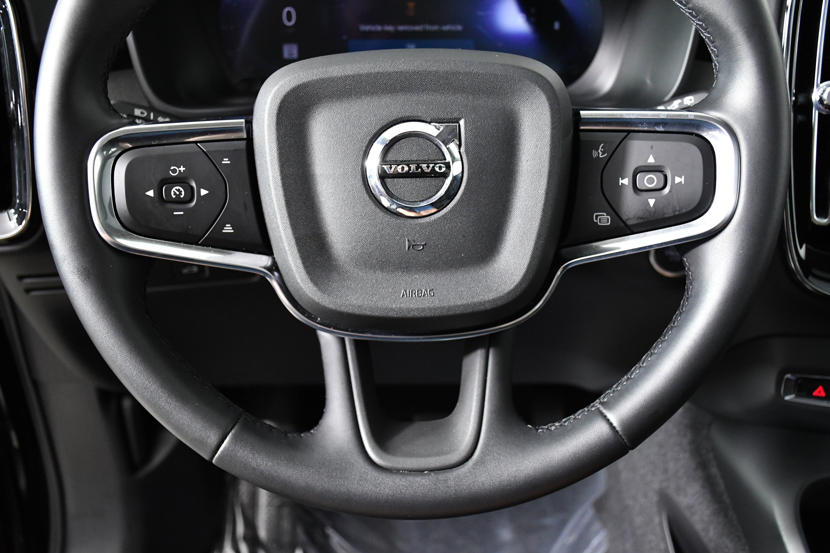 Used 2025 Volvo XC40 B5 Plus image 10