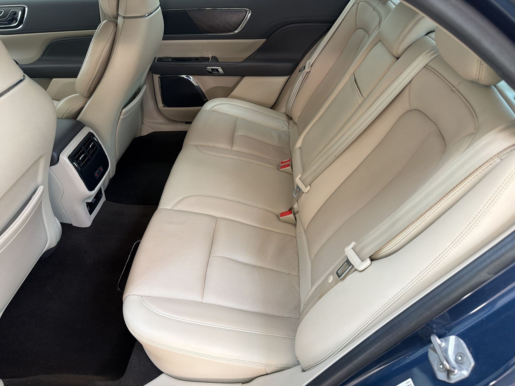 Used 2019 Lincoln Continental Select w/ Continental Climate Package FWD image 13