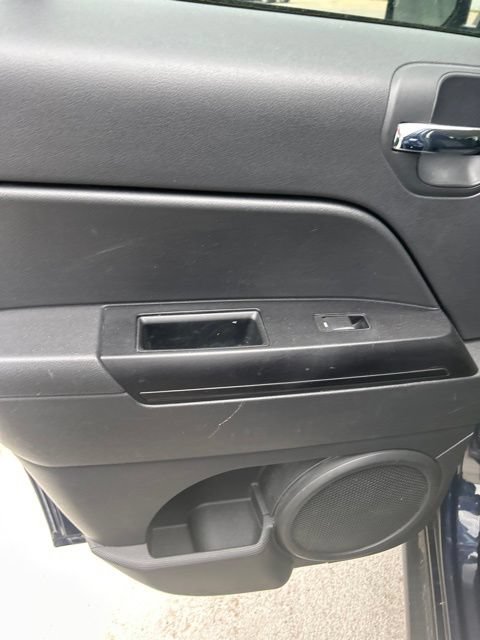 Used 2017 Jeep Patriot Latitude AWD/4WD image 9