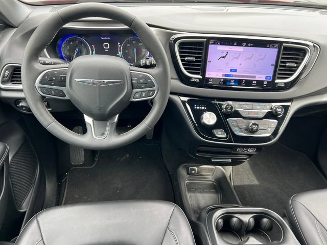 Used 2025 Chrysler Pacifica Select FWD image 2