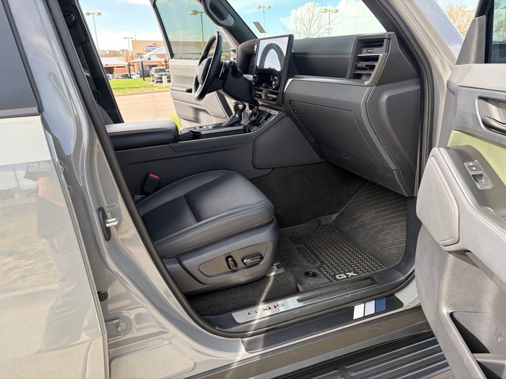 Used 2025 Lexus GX 550 AWD/4WD image 23