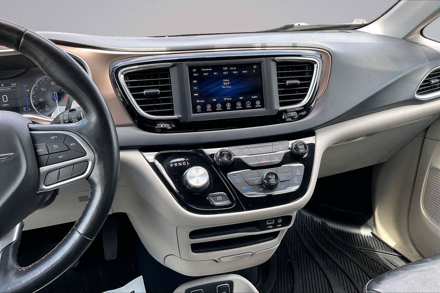 Used 2019 Chrysler Pacifica Touring-L w/ Tire & Wheel Group FWD image 7