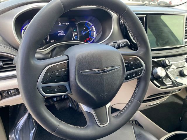 Used 2023 Chrysler Pacifica Touring-L image 13