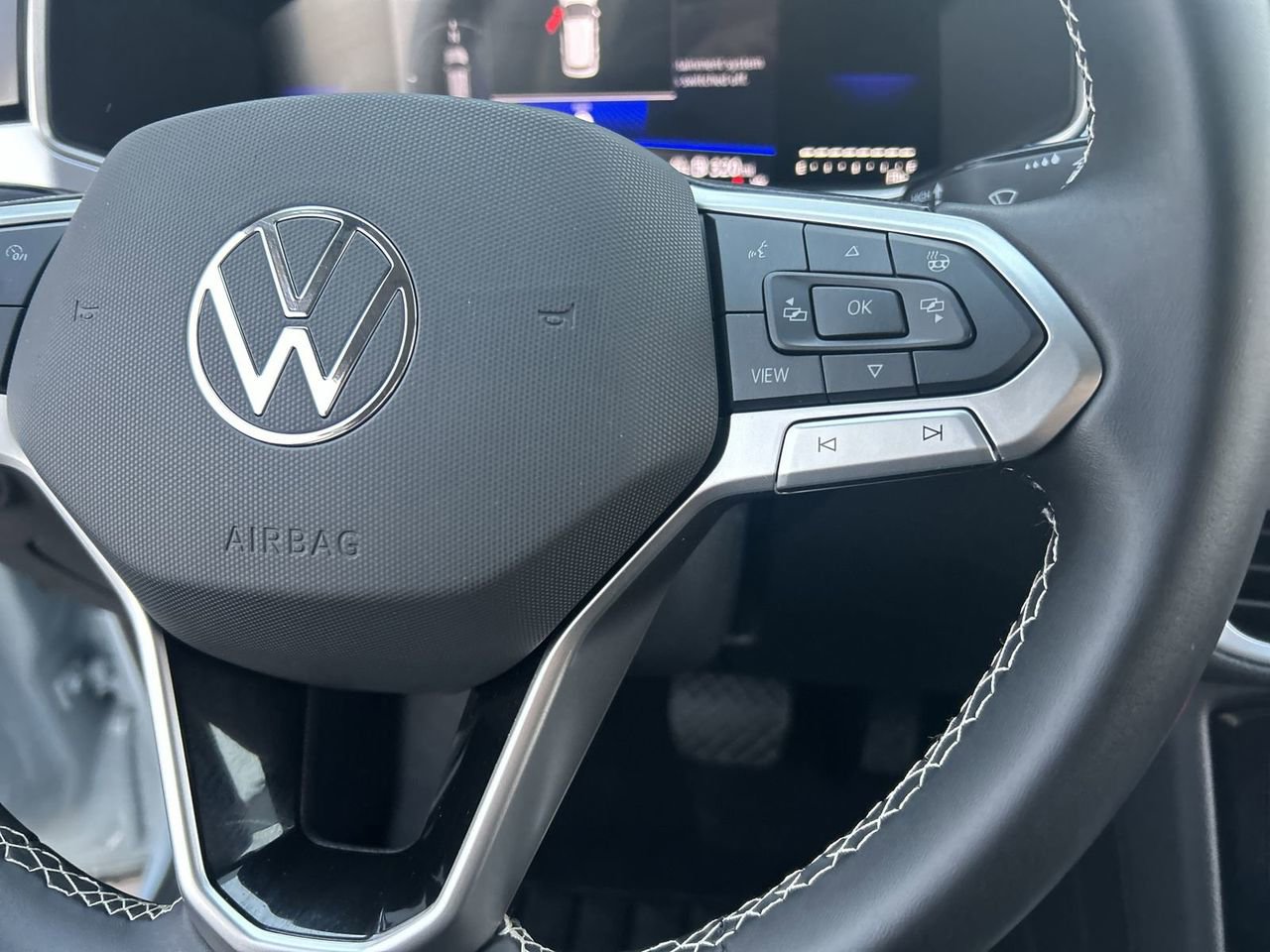 Certified 2025 Volkswagen Taos SE w/ Panoramic Sunroof Package FWD image 21