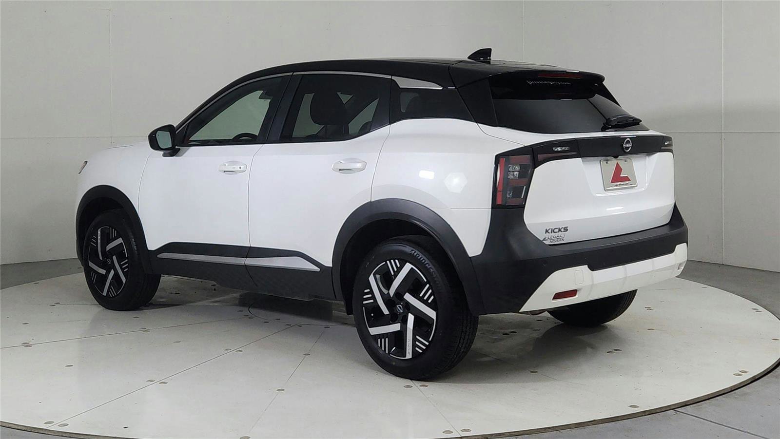 Used 2025 Nissan Kicks SV image 5