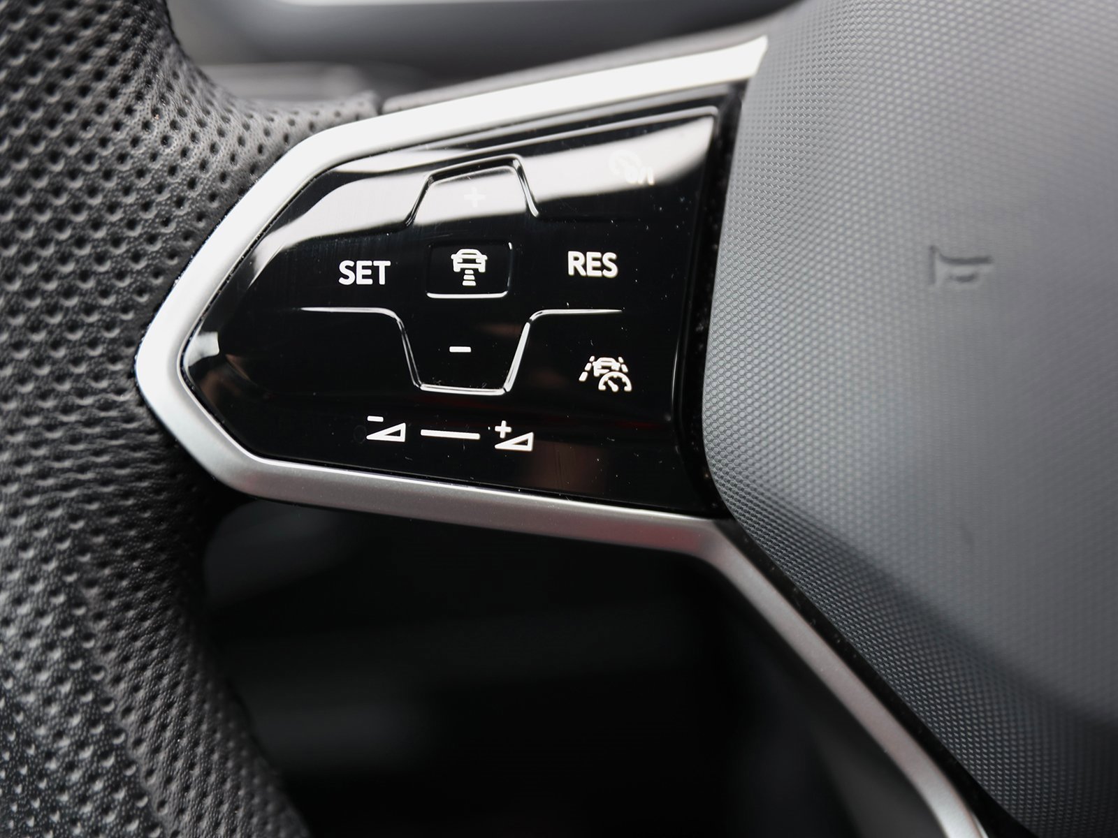 Used 2024 Volkswagen Tiguan SE R-Line image 39