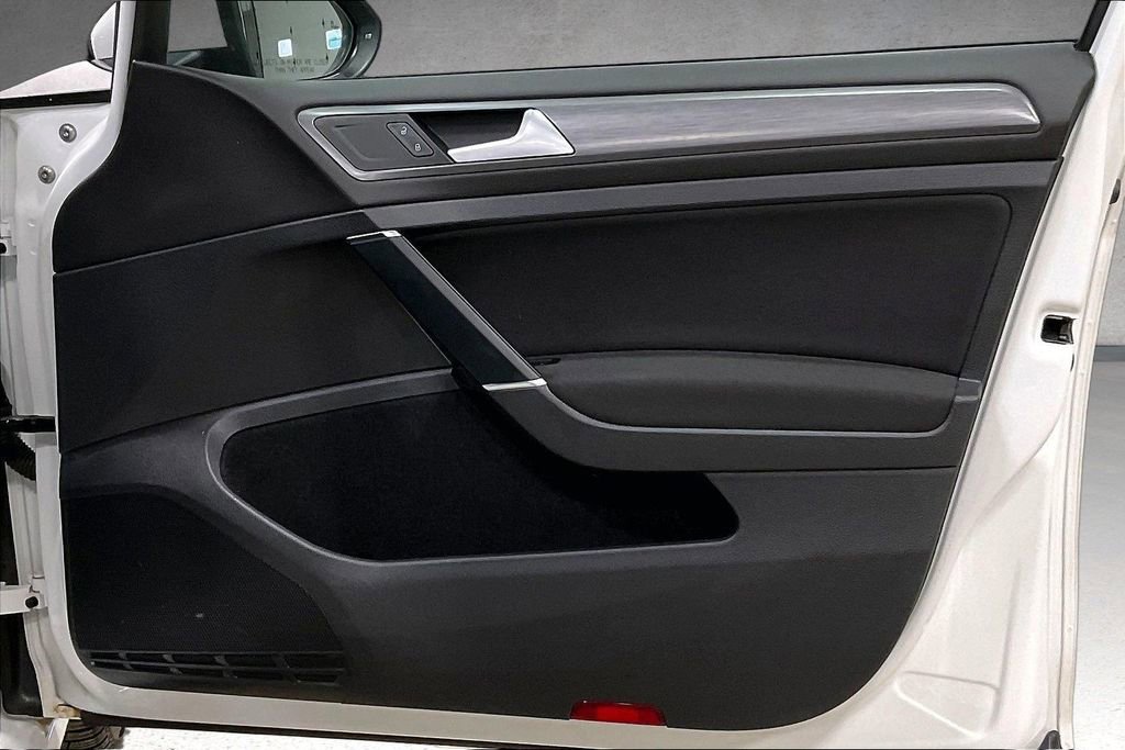 Used 2019 Volkswagen e-Golf SE w/ Driver Assistance Package FWD image 27