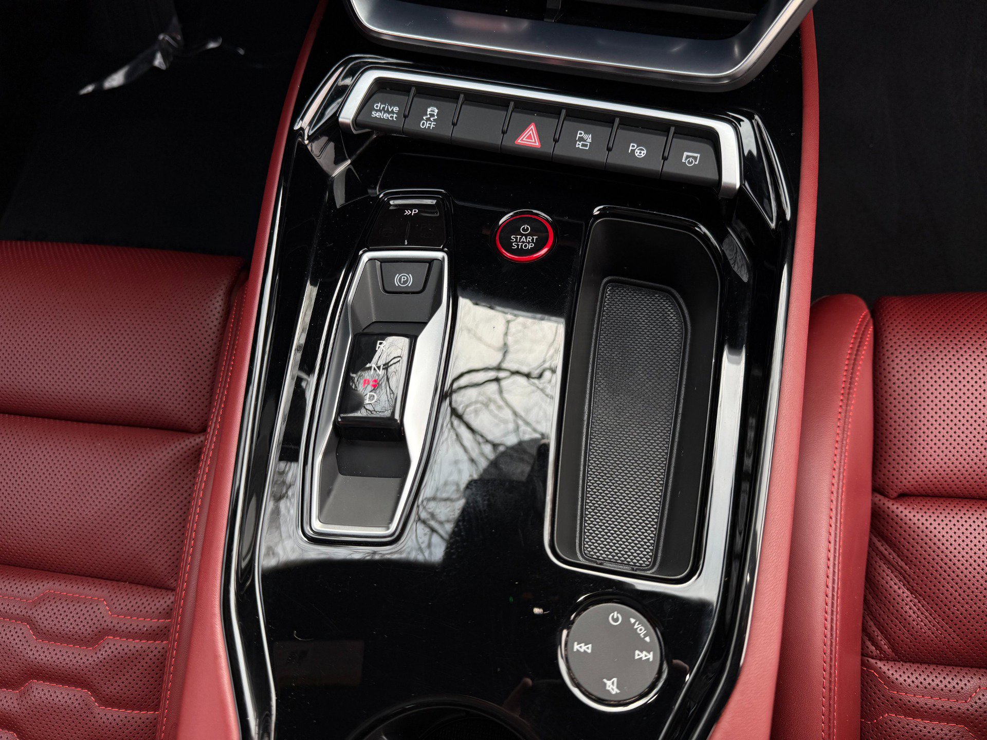 Used 2024 Audi RS e-tron GT w/ Carbon Performance Package image 31