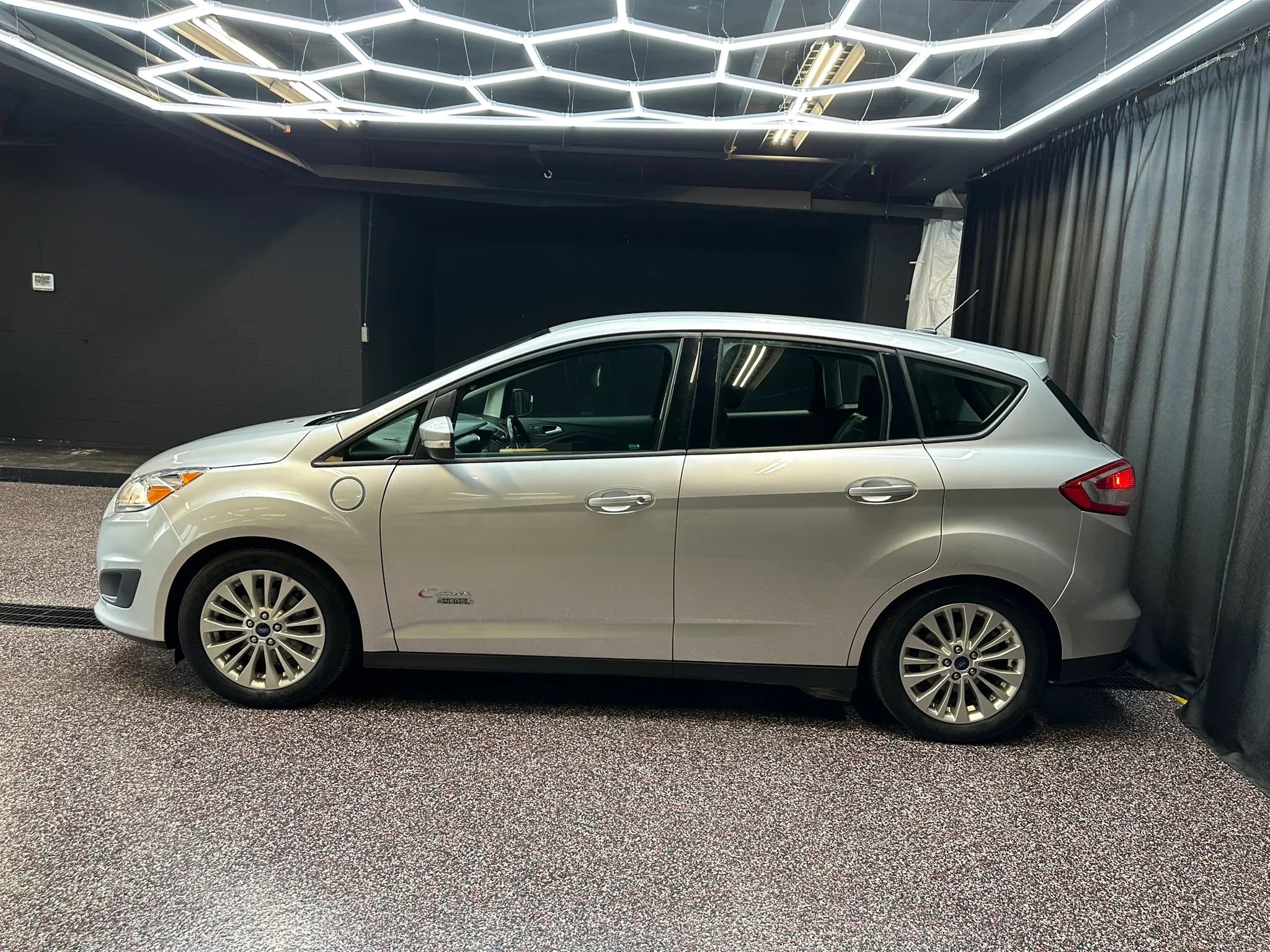 Used 2017 Ford C-MAX Energi SE w/ Equipment Group 402A FWD image 3