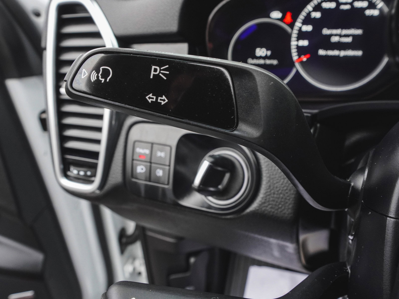 Used 2023 Porsche Cayenne w/ Premium Package image 25