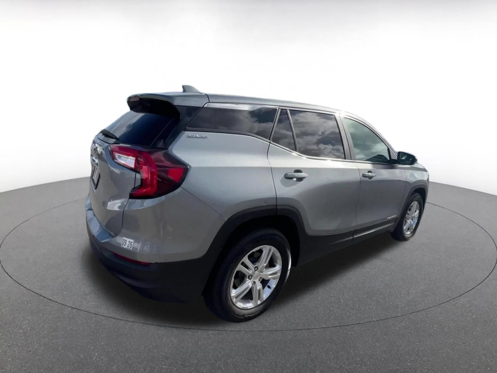 Used 2024 GMC Terrain SLE FWD image 11