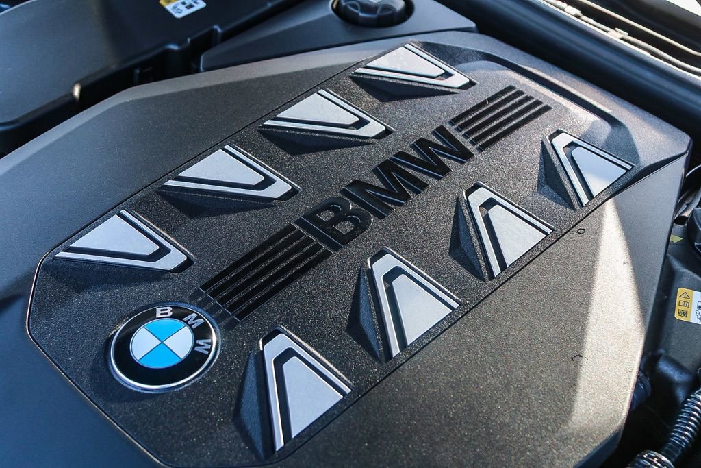 Used 2025 BMW 760i xDrive image 26