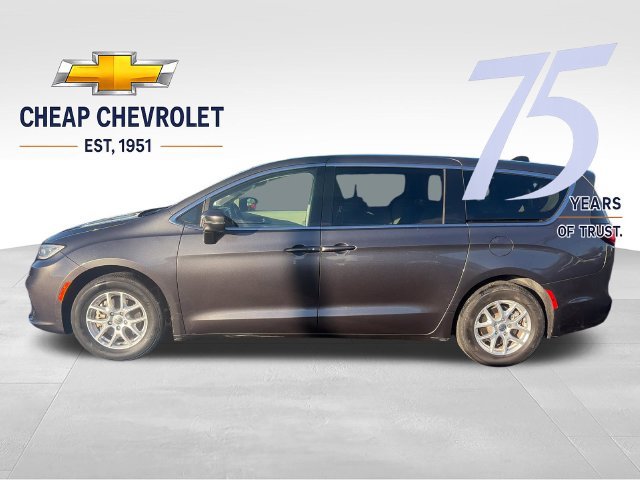 Used 2023 Chrysler Pacifica Touring-L FWD image 2