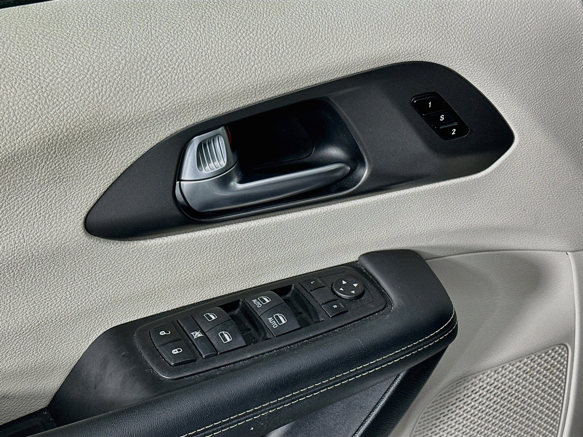 Used 2024 Chrysler Pacifica Touring-L FWD image 15