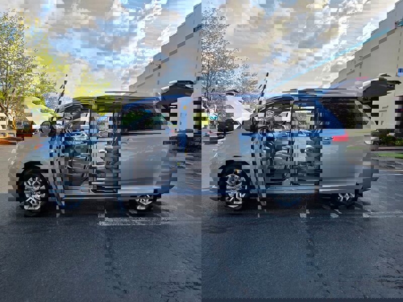 Used 2014 Toyota Sienna XLE image 23