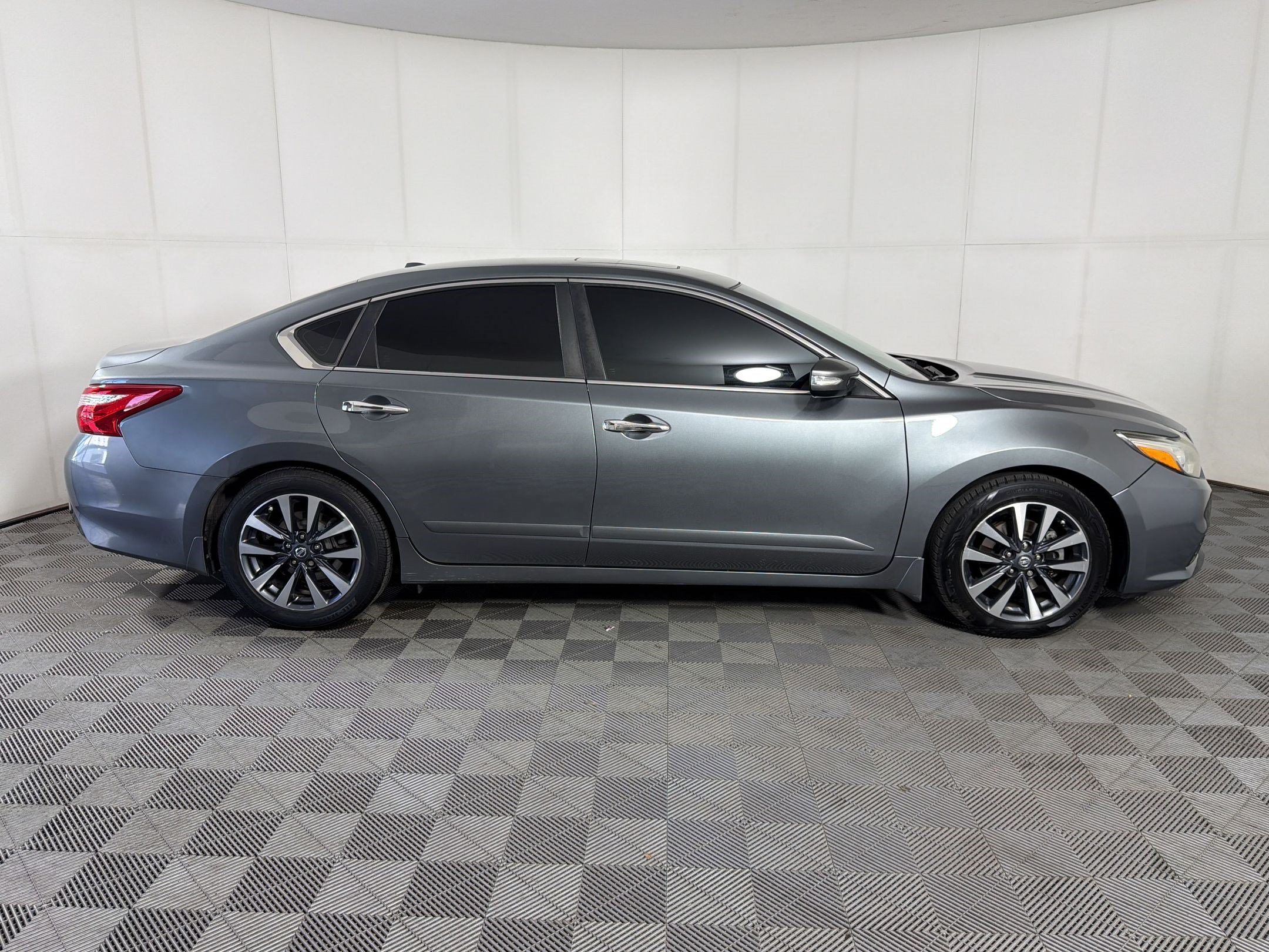 Used 2016 Nissan Altima 2.5 SV w/ Convenience Package FWD image 8