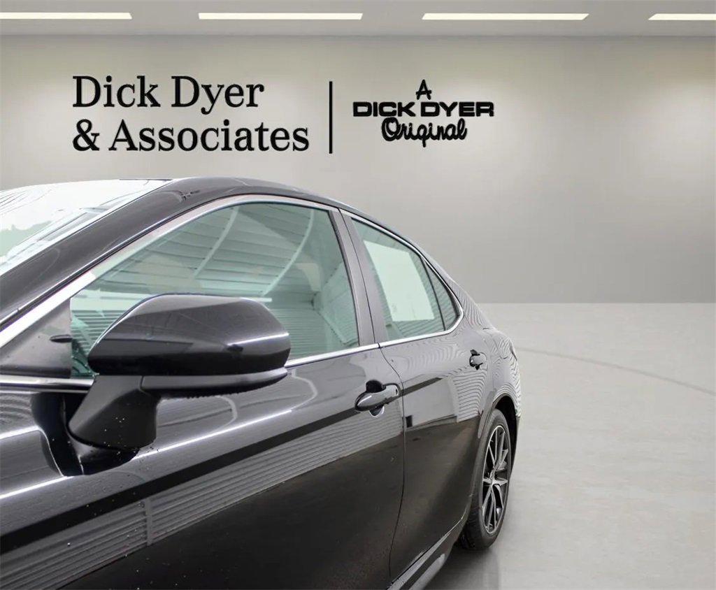 Used 2021 Toyota Camry SE image 3