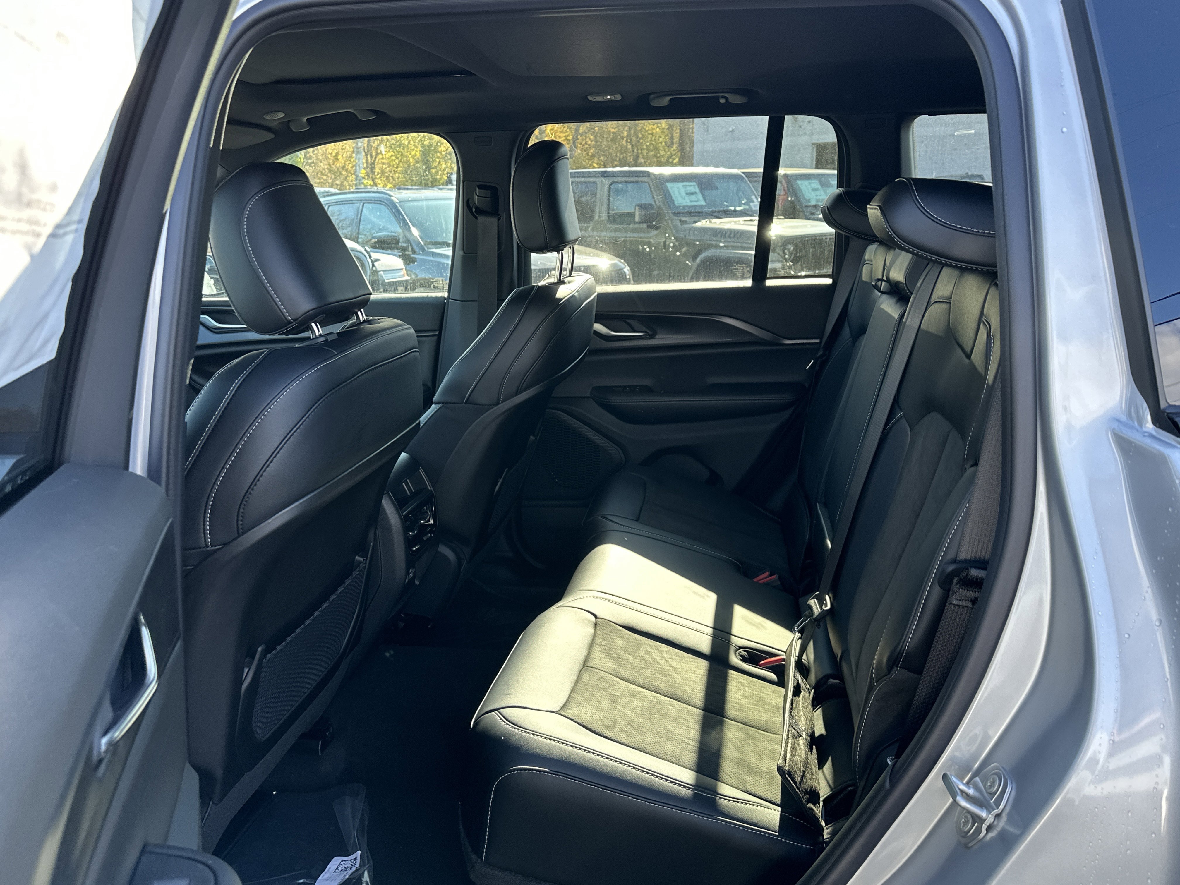 New 2025 Jeep Grand Cherokee Altitude image 30