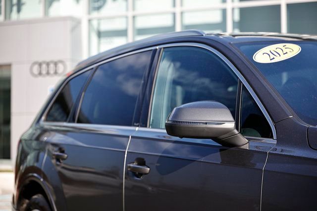 Used 2025 Audi Q7 3.0T Premium w/ Convenience Package image 4