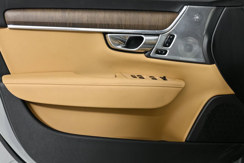 Certified 2024 Volvo V90 B6 Cross Country Ultimate w/ Protection Package Premier image 8