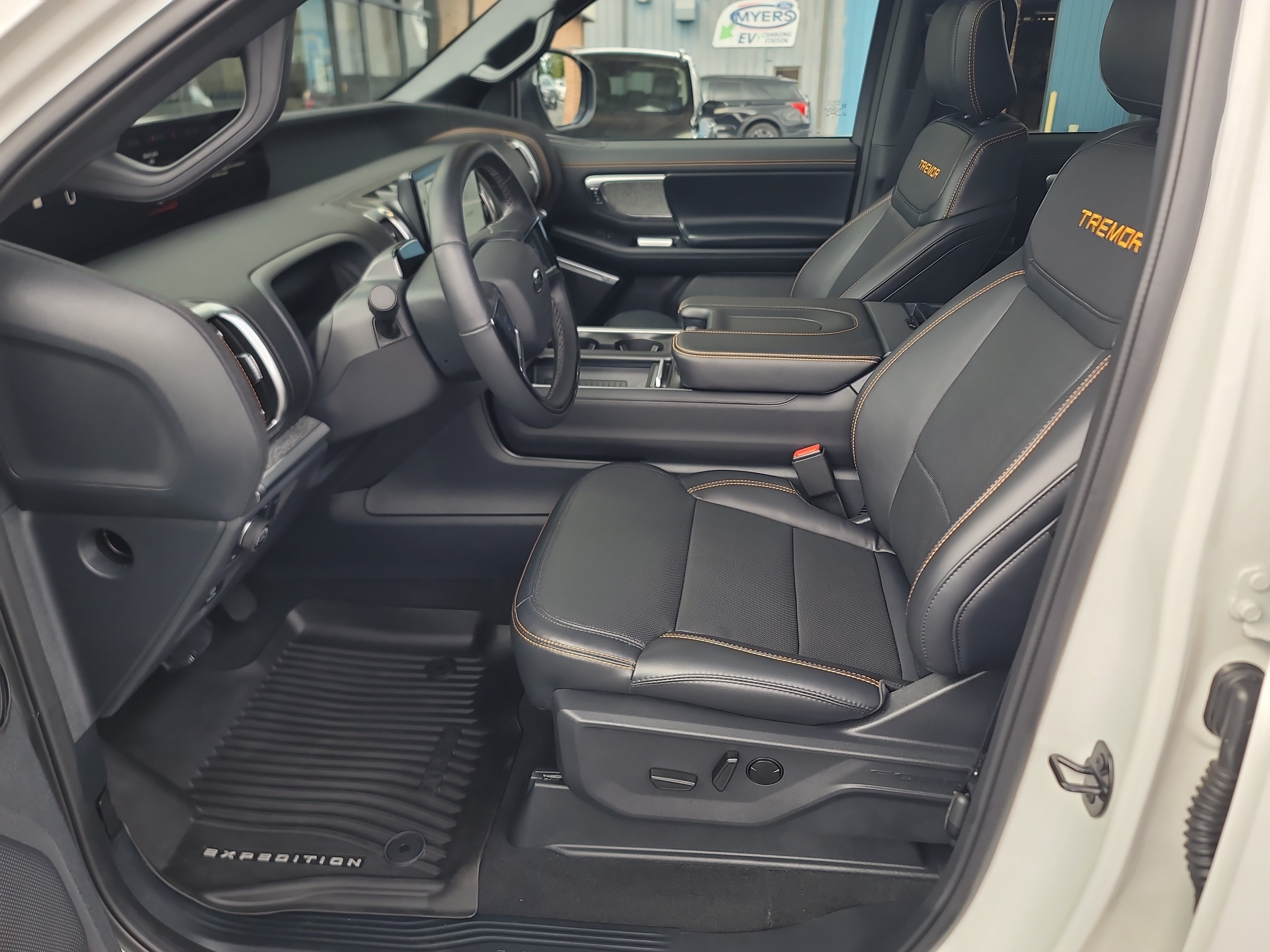 Used 2025 Ford Expedition Tremor AWD/4WD image 14