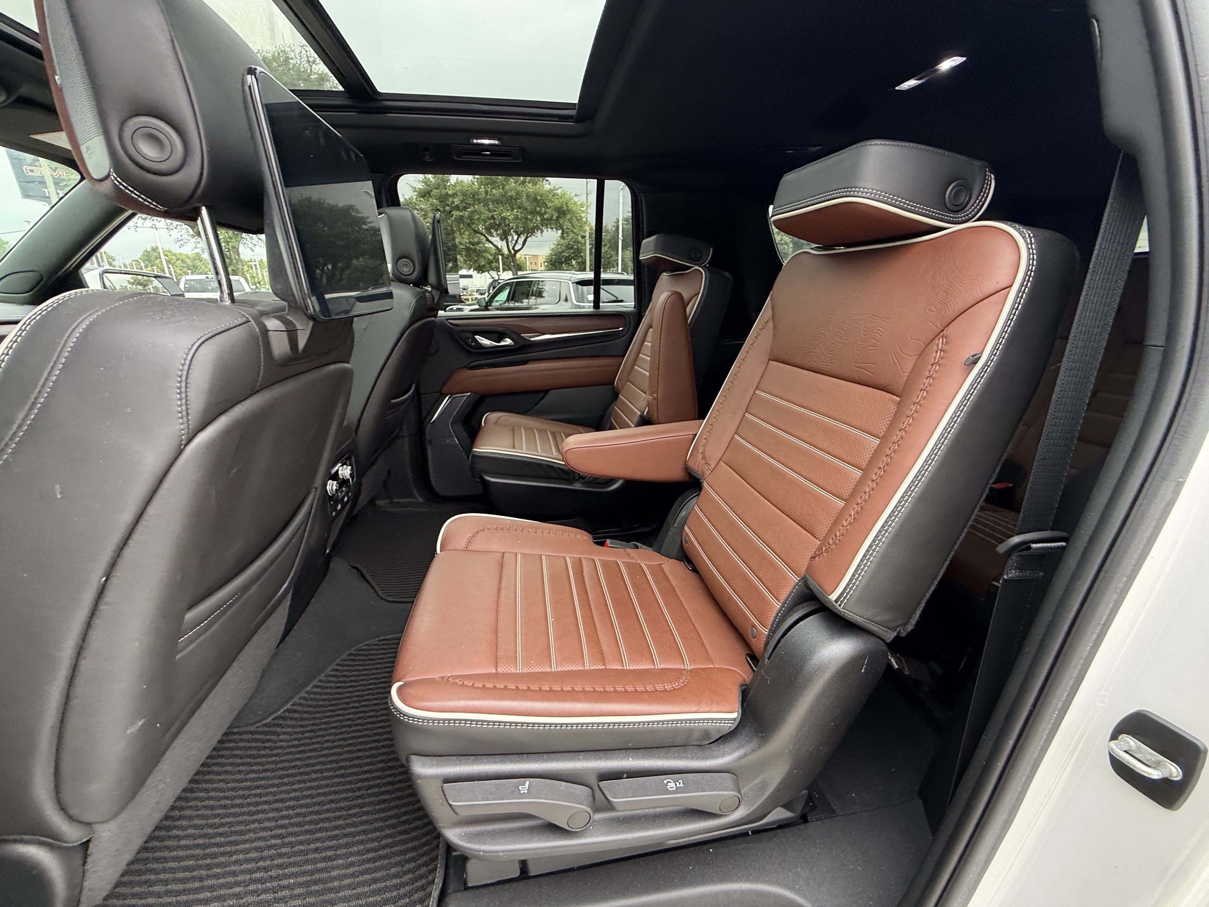 Used 2023 GMC Yukon XL Denali Ultimate AWD/4WD image 29