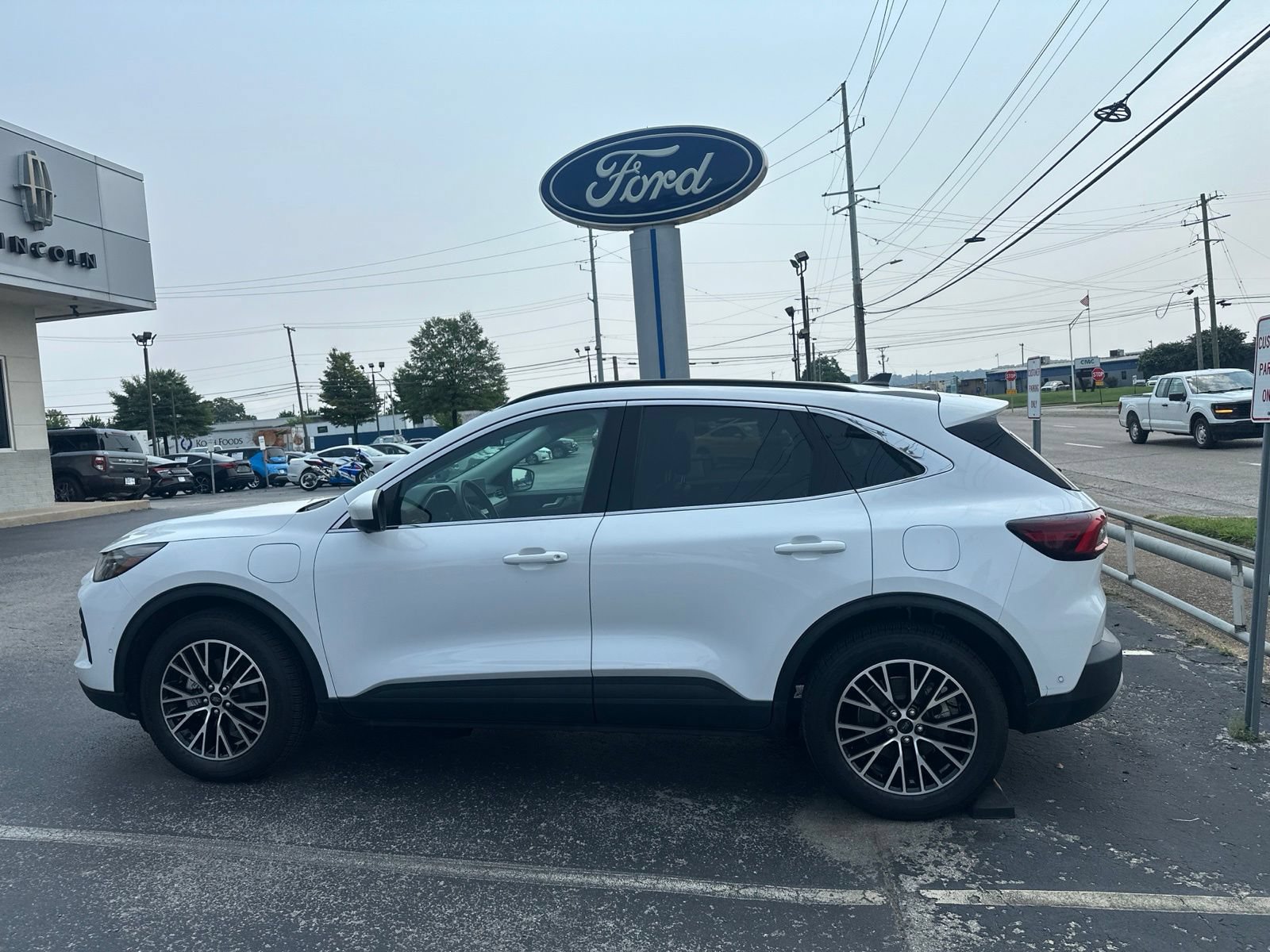 Used 2023 Ford Escape SE w/ PHEV Premium Package FWD image 7