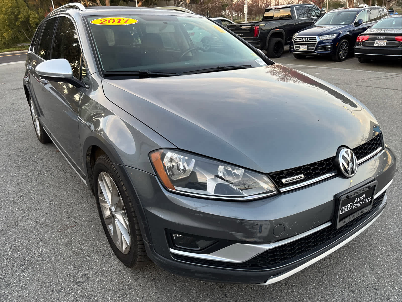 Used 2017 Volkswagen Golf Alltrack S image 2