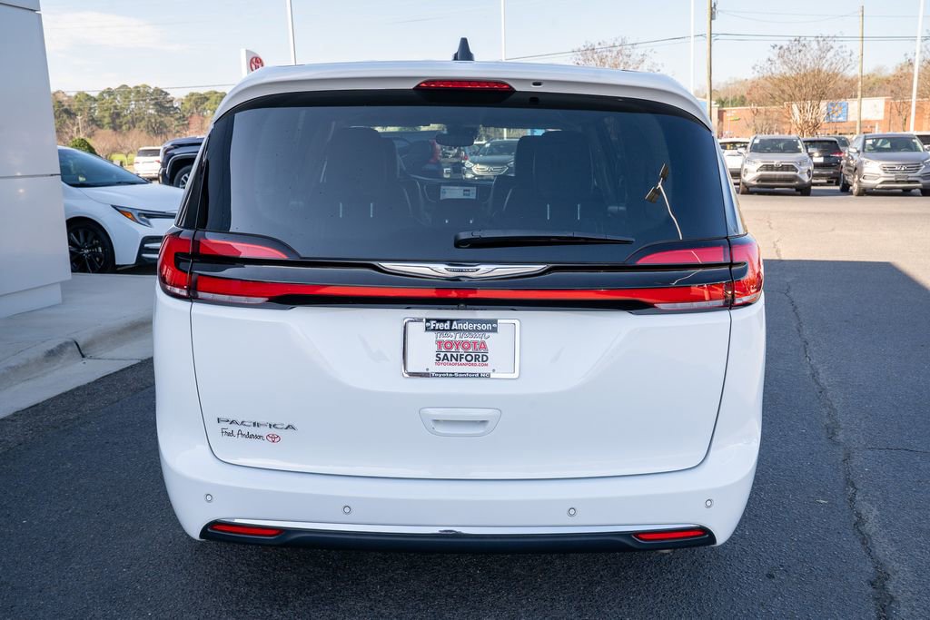 Used 2024 Chrysler Pacifica Touring-L image 4
