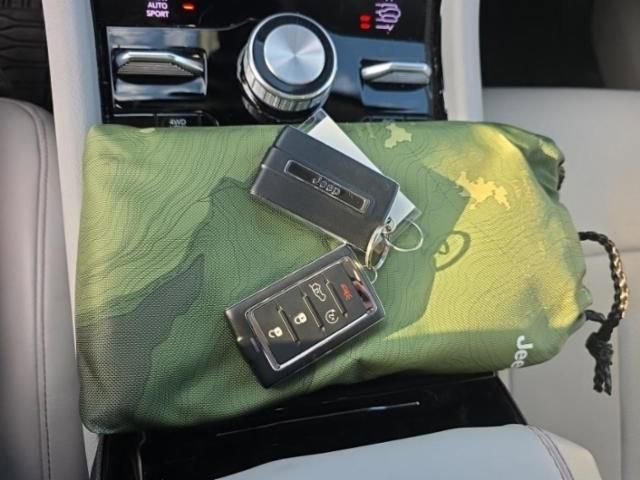 Used 2022 Jeep Grand Cherokee Overland w/ Advanced Protech Group III image 14