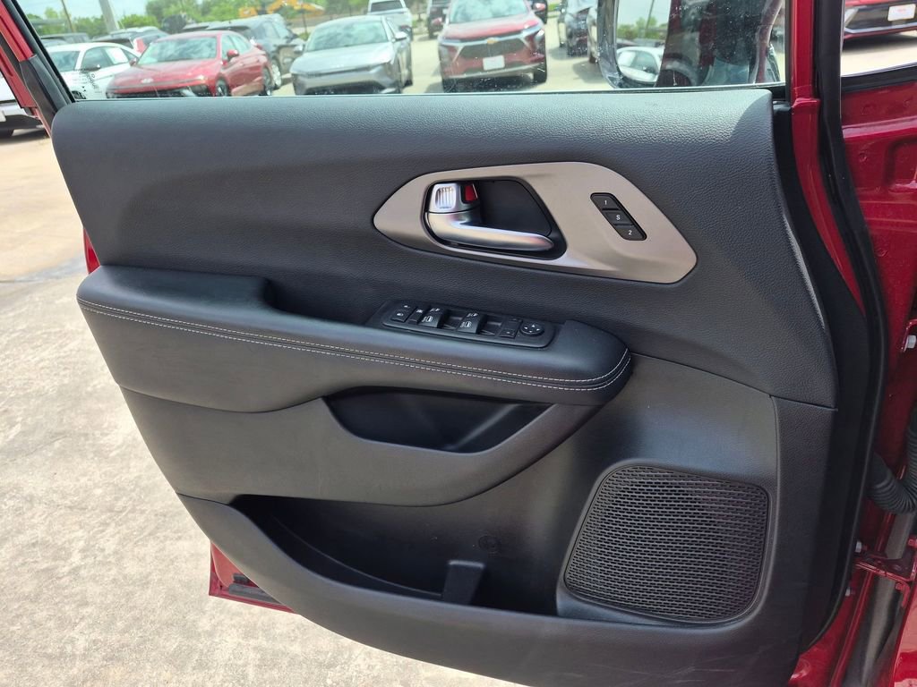 Used 2025 Chrysler Pacifica Select FWD image 11