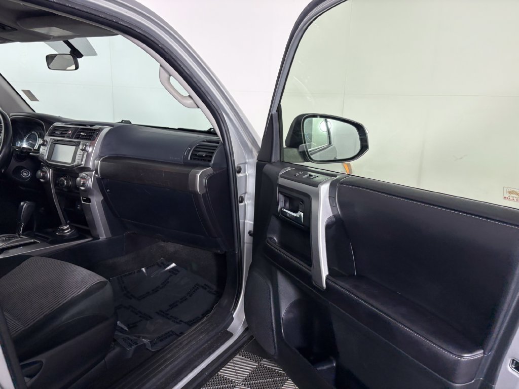 Used 2016 Toyota 4Runner SR5 AWD/4WD image 30