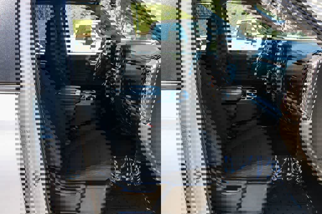 Used 2021 Chevrolet Silverado 1500 Custom Trail Boss AWD/4WD image 15