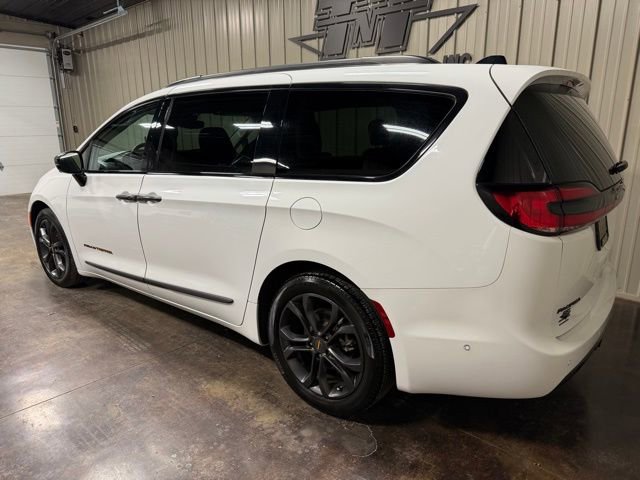 Used 2024 Chrysler Pacifica Touring-L w/ Road Tripper Package image 5
