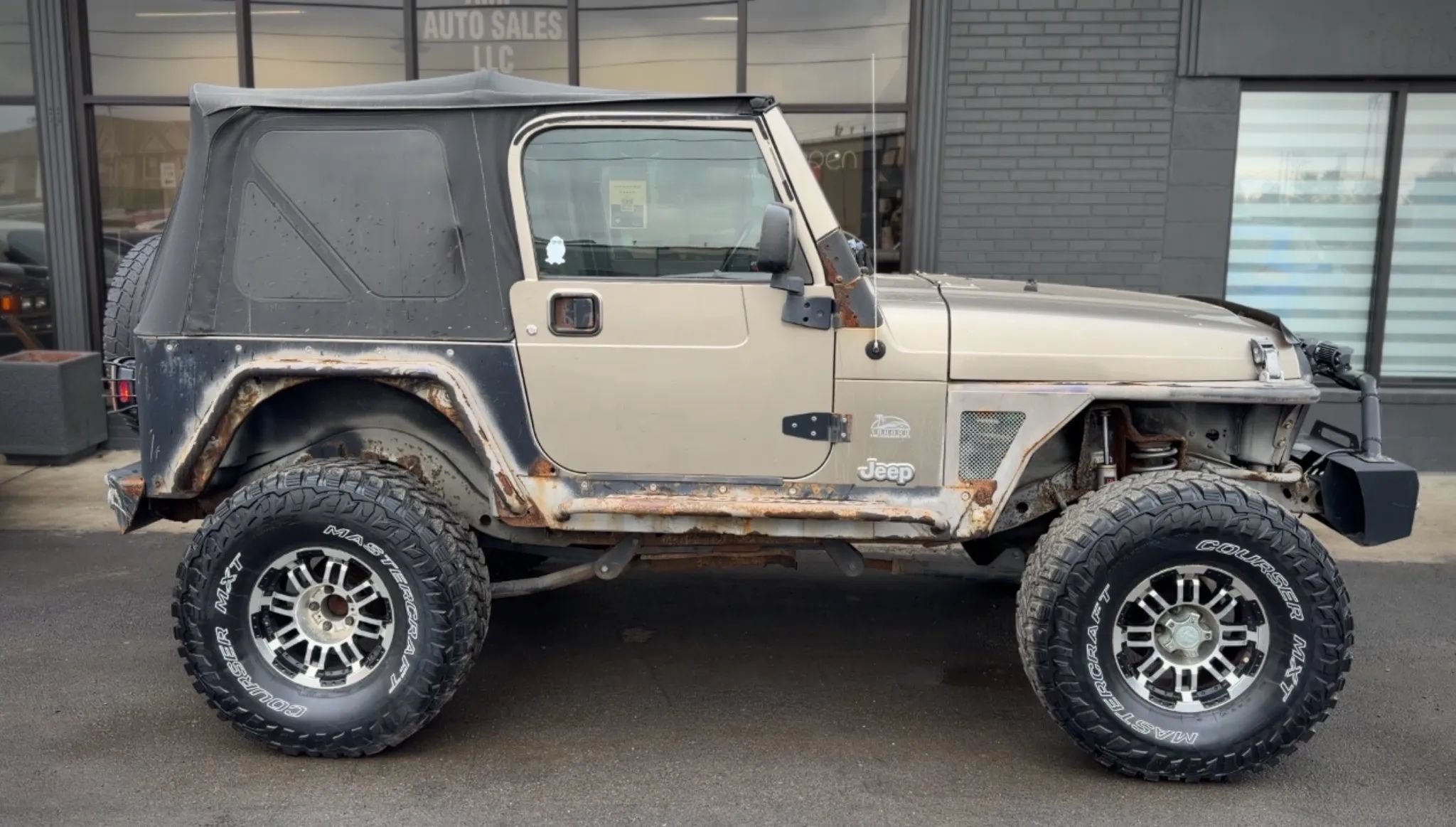 Used 2004 Jeep Wrangler Sahara w/ Dual Top Group AWD/4WD image 2