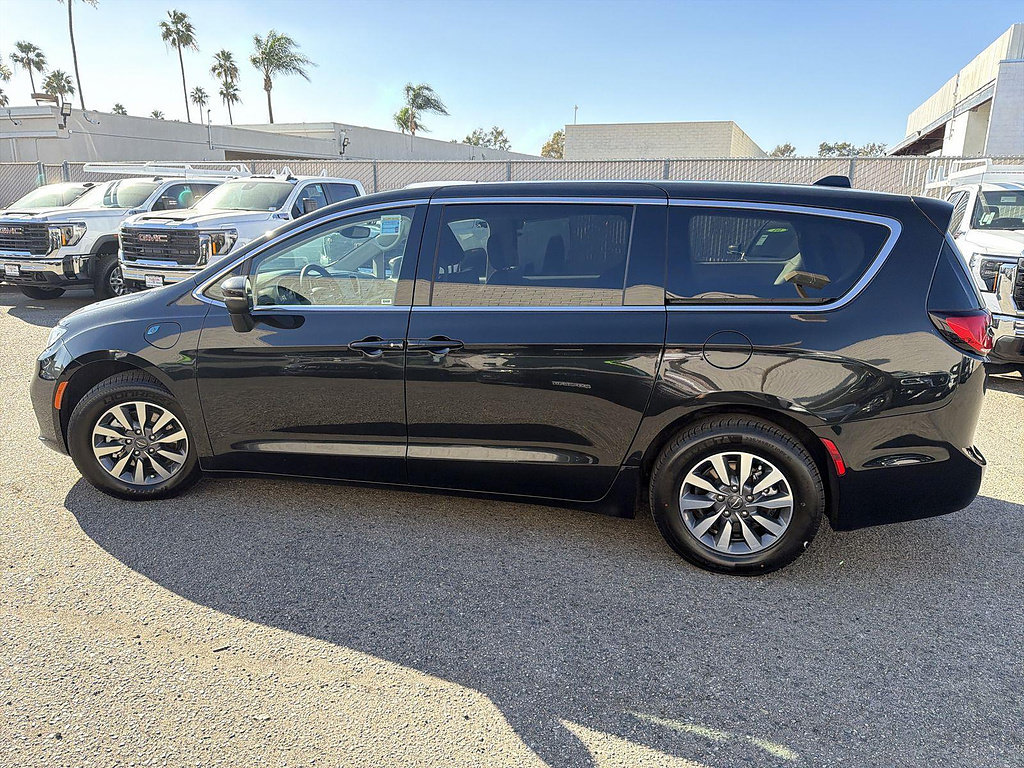 Used 2023 Chrysler Pacifica Touring-L FWD image 8