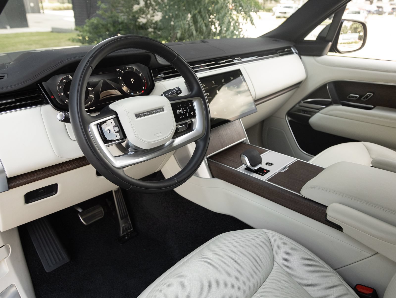 Used 2025 Land Rover Range Rover SE AWD/4WD image 3