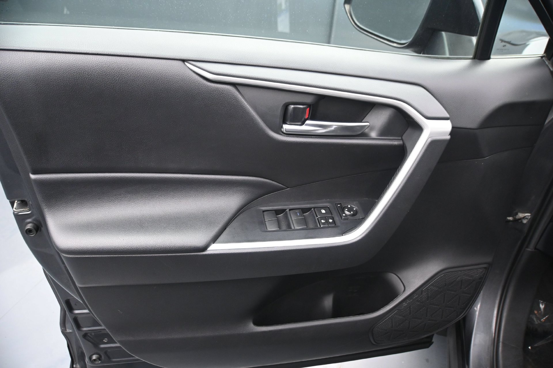Used 2020 Toyota RAV4 XLE w/ Convenience Package AWD/4WD image 18