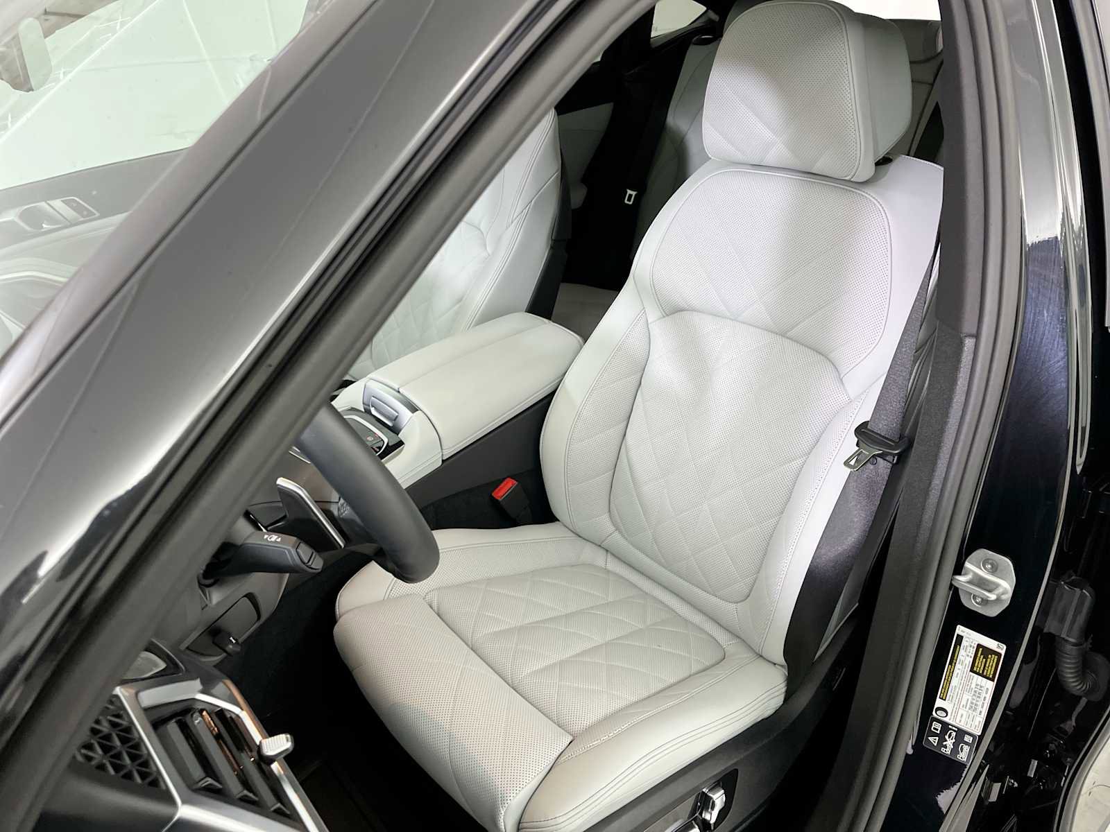 Used 2025 BMW X6 xDrive40i w/ Climate Comfort Package image 13