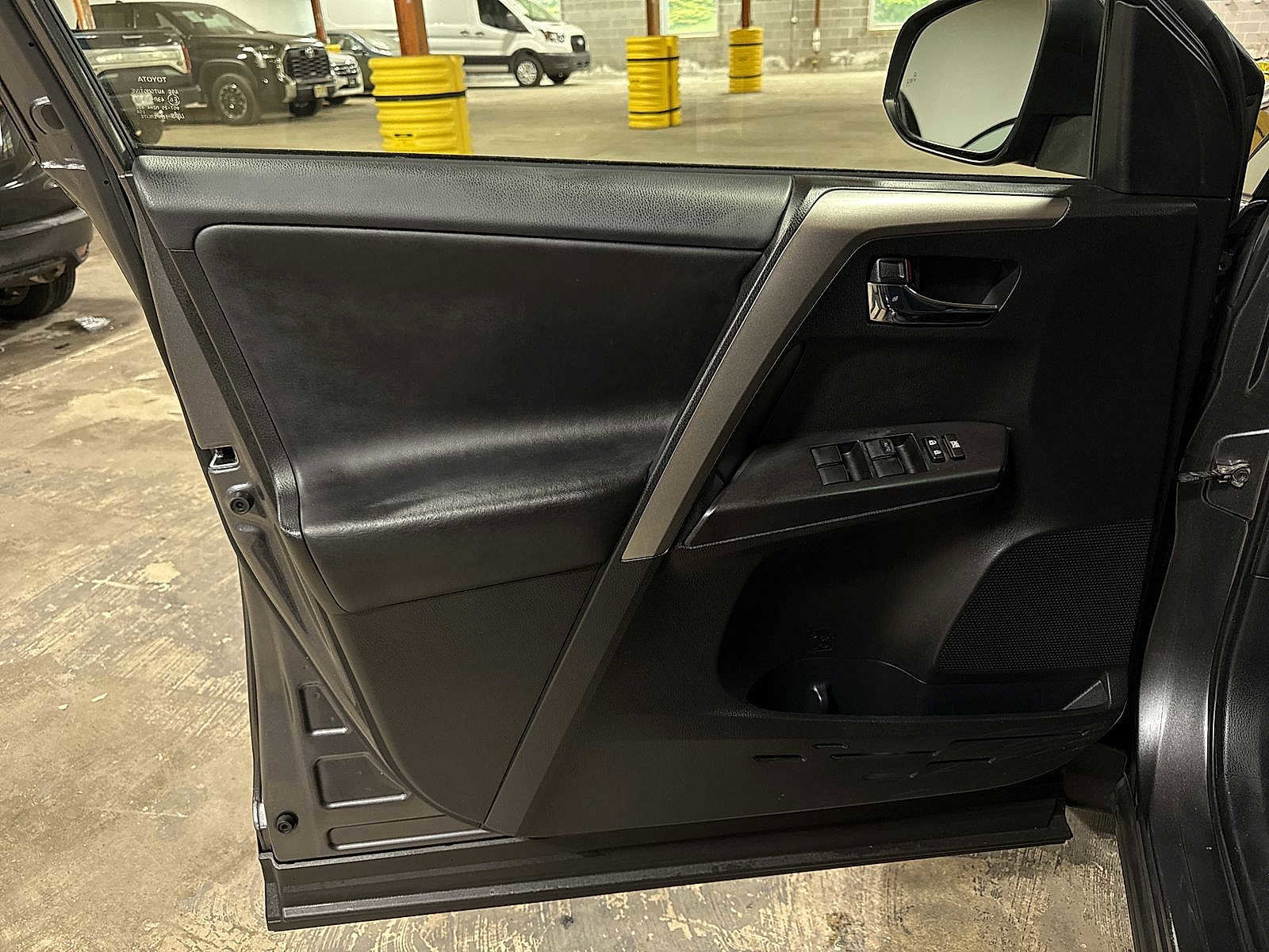 Used 2018 Toyota RAV4 XLE AWD/4WD image 28