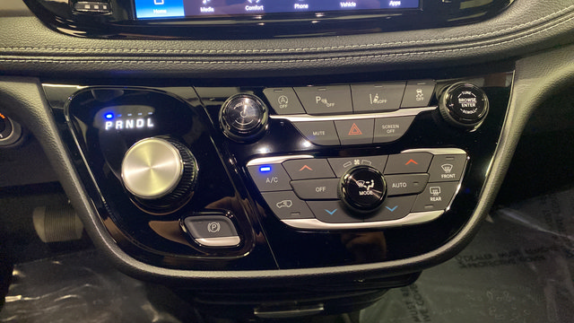 Used 2027 Chrysler Pacifica Select FWD image 21